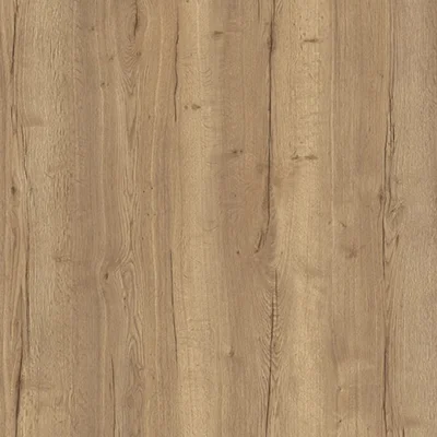 Skříň na míru s velkým úložným prostorem a šatními tyčemi